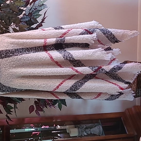 NORTHERN ANGEL CROCHET TURTLE NECK SHAWL/PONCHO - Picture 4 of 8